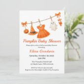 ハロウィンの赤ちゃんシャワー 女の子 | リトル ウィッチ パンプキン 招待状 (スタンド正面)