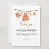 ハロウィンの赤ちゃん服　ベイビーシャワーの感謝カード 招待状 (正面)