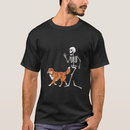 ハロウィンの面白いノバスコシア・レトリーバーとスケルトン Tシャツ (正面)