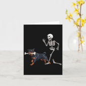 ハロウィンの面白いロットワイラーとスケルトン カード (黄色い花)