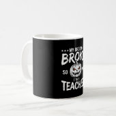ハロウィンの面白い先生の箒が壊れたデザイン コーヒーマグカップ (正面左)