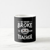 ハロウィンの面白い先生の箒が壊れたデザイン コーヒーマグカップ (中央)