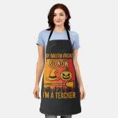 ハロウィンの面白い先生 私の箒が壊れた 魔女のデザイン エプロン (着用した状態)