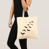 ハロウィンの飛ぶ黒いコウモリの群れのシルエット トートバッグ (正面(商品))