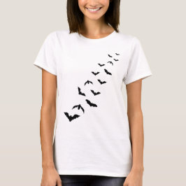 ハロウィンの飛ぶ黒いコウモリの群れのシルエット Tシャツ