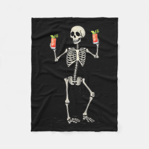 ハロウィンの骸骨がブラッディ・メアリーを飲むテール フリースブランケット