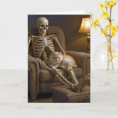 ハロウィンの骸骨の上の猫 カード (黄色い花)