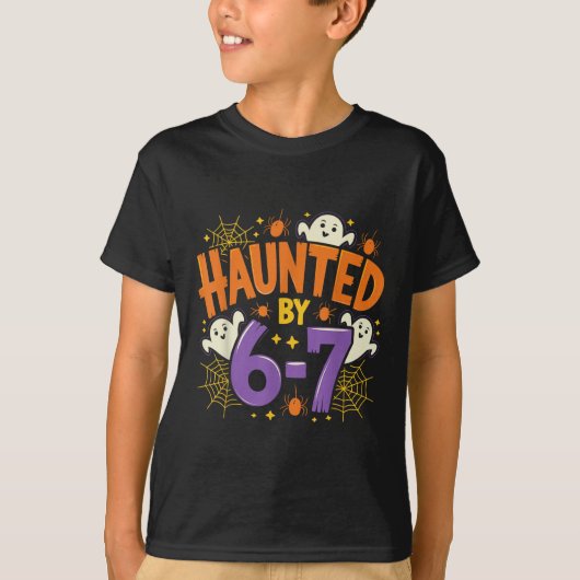 ハロウィンの骸骨の手の幽霊のシックスセブン 6 7 ミーム Tシャツ (正面)
