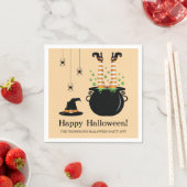 ハロウィンの魔法使いの足が魔法鍋から出ているデザイン スタンダードカクテルナプキン (インサイチュ)