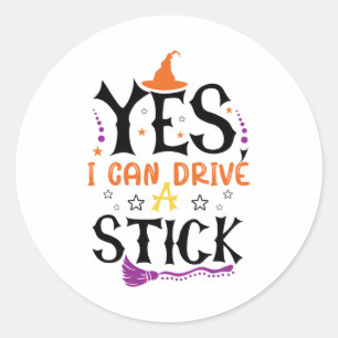ハロウィンの魔法使いの面白いTシャツ Yes I Can Drive A Stick ラウンドシール