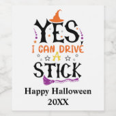 ハロウィンの魔法使いの面白いTシャツ Yes I Can Drive A Stick ワインラベル (シングルラベル)
