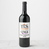 ハロウィンの魔法使いの面白いTシャツ Yes I Can Drive A Stick ワインラベル (正面)