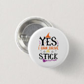 ハロウィンの魔法使いの面白いTシャツ Yes I Can Drive A Stick  缶バッジ (正面&裏面)