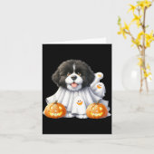 ハロウィンの黒と白の犬の幽霊のコスチューム カード (黄色い花)