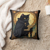 ハロウィンの黒猫が本を読む クッション (ブランケット)