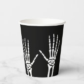 ハロウィンの黒背景に骨だけの手の骸骨 紙コップ (裏面)