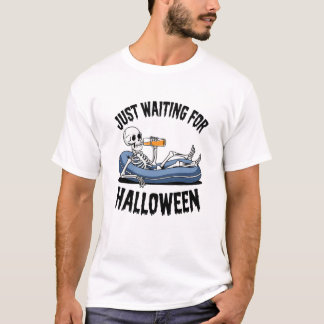 ハロウィンを待っリラックスているだけで Tシャツ