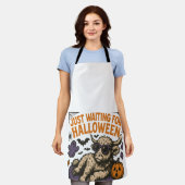 ハロウィンを待つハイランドカウ エプロン (着用した状態)