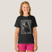 ハロウィンを研究するマントを着た黒猫 Tシャツ (正面フル)