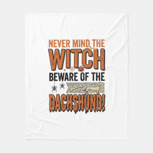 ハロウィンウィッチダックスフントに注意 Tシャツ_1 フリースブランケット