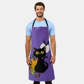 ハロウィンカボチャ紫色の黒猫 エプロン (着用した状態)