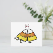 ハロウィンキスをするキャンディコーン ポストカード (スタンド正面)