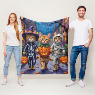 ハロウィンコスチュームでトリック・オア・トリートするペルシャ猫 フリースブランケット
