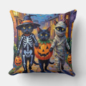 ハロウィンコスチュームの黒猫のトリック・オアトリート クッション (正面)