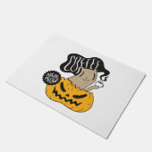 ハロウィンコーヒーキャット – かわいいハロウィンキャットが飲む ドアマット (アングル)