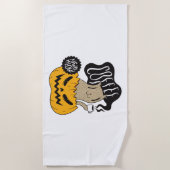 ハロウィンコーヒーキャット – かわいいハロウィンキャットが飲む ビーチタオル (正面)