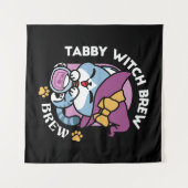 ハロウィンタビー猫 – 魔女の帽子とポーションアート タペストリー (正面(横))