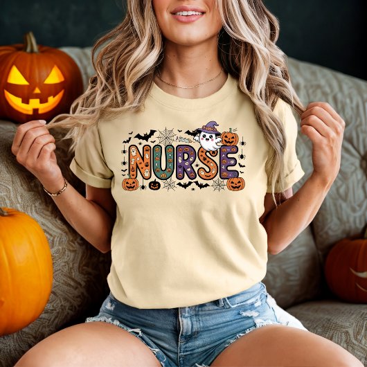 ハロウィンナースのカートゥーン風スパイキーレターズデザイン Tシャツ