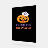 ハロウィンナーストリックまたはトリートメントクラシックTシャツ アクリルサイン (傾斜)