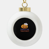 ハロウィンナーストリックまたはトリートメントクラシックTシャツ セラミックボールオーナメント (正面)