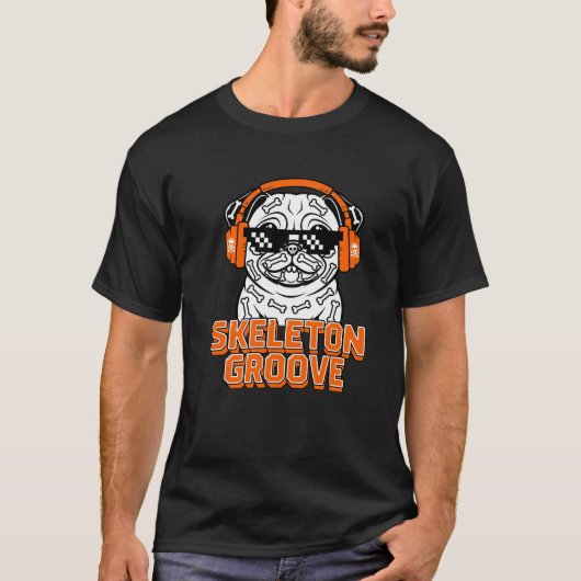 ハロウィンパグのスケルトングルーヴDJ犬 Tシャツ (正面)
