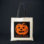ハロウィンパーソナライズされたのバッグをトリックまたは治療する トートバッグ<br><div class="desc">彫パーソナライズされた刻されたハロウィンのカボチャ顔でバッグをトリックまたは治療する。キュートなオレンジと黒のカボチャのヘッドイラストレーショントリックや治療。ハロウィーンの子供のアクセサリーと名前をカスタムする。</div>