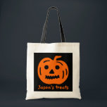 ハロウィンパーソナライズされたのバッグをトリックまたは治療する トートバッグ<br><div class="desc">彫パーソナライズされた刻されたハロウィンのカボチャ顔でバッグをトリックまたは治療する。キュートなオレンジと黒のカボチャのヘッドイラストレーショントリックや治療。ハロウィーンの子供のアクセサリーと名前をカスタムする。</div>