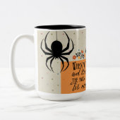 ハロウィンマグの近くにいる ツートーンマグカップ (左)