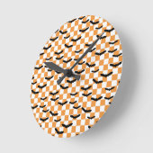 ハロウィンモダンこうもり不気味オレンジ色チェッカーボード ラウンド壁時計 (傾斜)