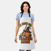 ハロウィン先生Tシャツ おもしろい箒トラブルデザイン エプロン (着用した状態)