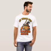 ハロウィン先生Tシャツ　おもしろい箒トラブルデザイン Tシャツ (正面フル)