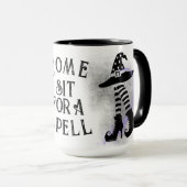 ハロウィン来が座って魔法をかける マグカップ (正面右)