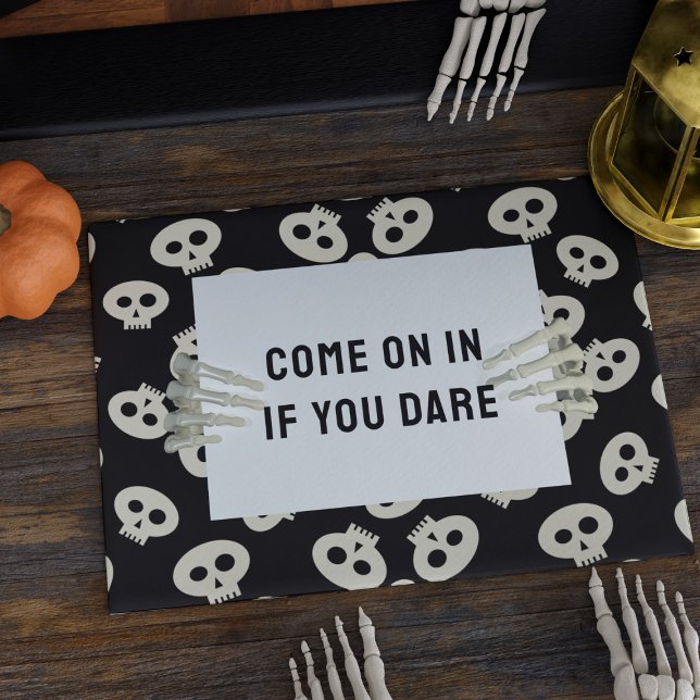 ハロウィン来オンでもしかわいいスカル ドアマット (Come on in if you dare! A fun skull Halloween doormat with text you can change)