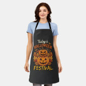ハロウィン祭りの今日、積まれたカボチャ クモ エプロン (着用した状態)