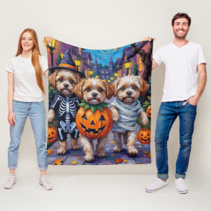 ハロウィン衣装を着たマルチーズ・シーズーのお菓子集め フリースブランケット