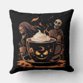 ハロウィン コーヒーアート - スケルトンの入ったスプーキーなラテ クッション (裏面)