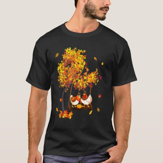 ハロウィン 七面鳥 帽子をかぶった二羽のニワトリ 森の木 Tシャツ (正面)