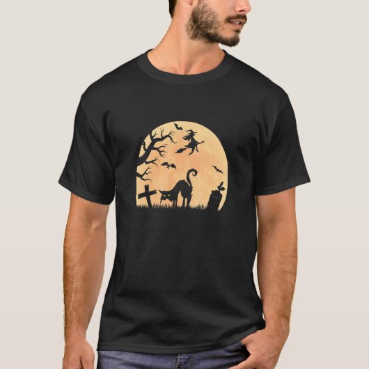 ハロウィン 墓地の不気味な老猫と空飛ぶ魔女 Tシャツ (正面)