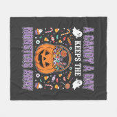 ハロウィンTシャツデザイン お菓子を毎日 フリースブランケット (正面(横))