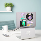 ハロウィーンおもしろいかわいいブーキャラクター シール (デスク上のノートパソコン)